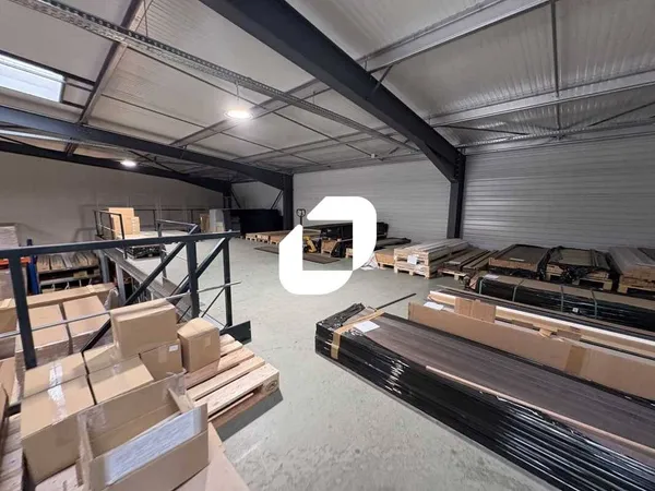 Local d'activité 1689 m² 