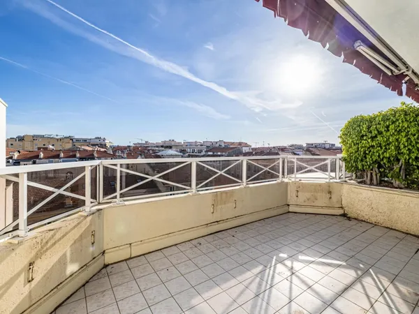 Nice - Carré d'Or - Rare 3 pièces traversant avec terrasse, en avant-dernier étage avec 
