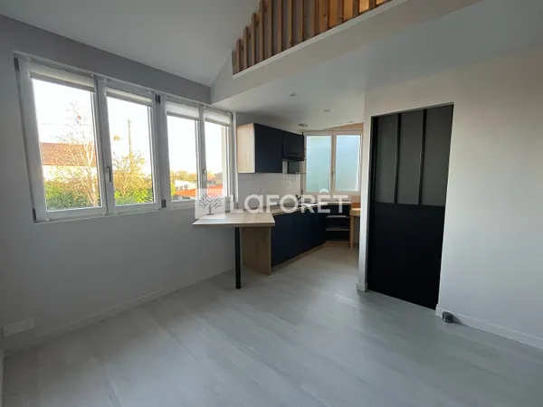 À louer studio 15m² avec mezzanine à Perros-Guirec. 
