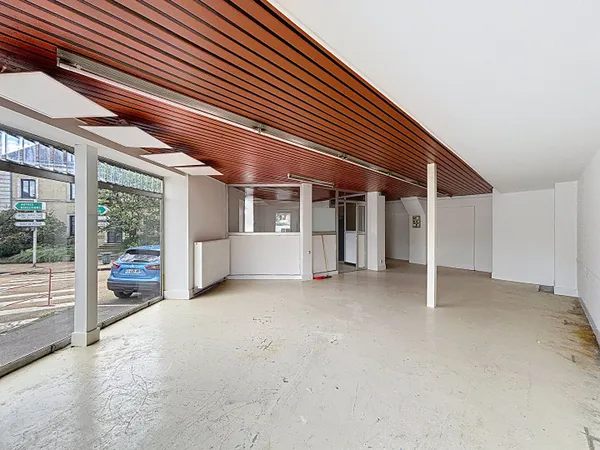 Local commercial 3 pièces 82 m² 