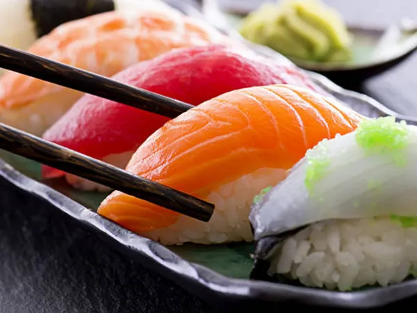Sushis, traiteur Asiatique, supérette, emporter, et livraison, Six fours les plages. 