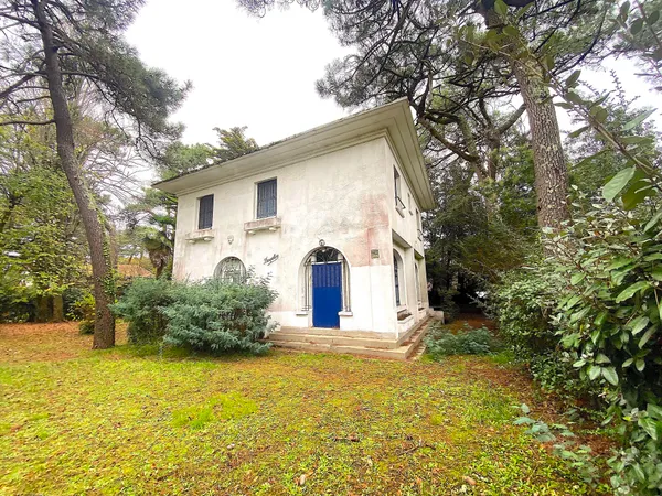 Charmante demeure d'architecte, dans le quartier prisé de la Baule-les-Pins. 
