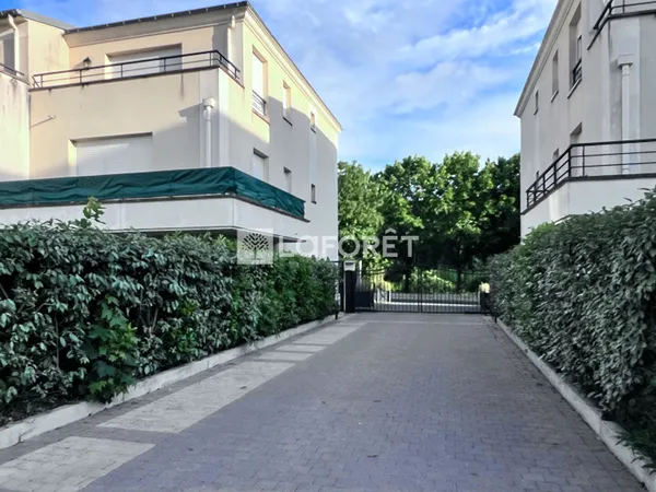 LOUVRES - Parking extérieur en résidence privée 