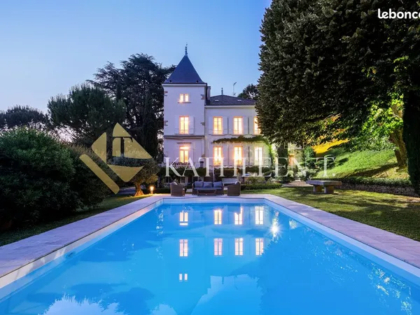 Propriété 11 pièces 330 m² 
