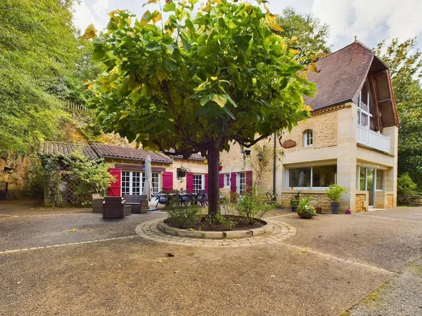 Maison atypique sur le rocher entourée de bois 