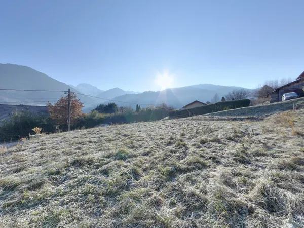 Terrain constructible de 918 m² sur les hauteurs d'Allevard-l 