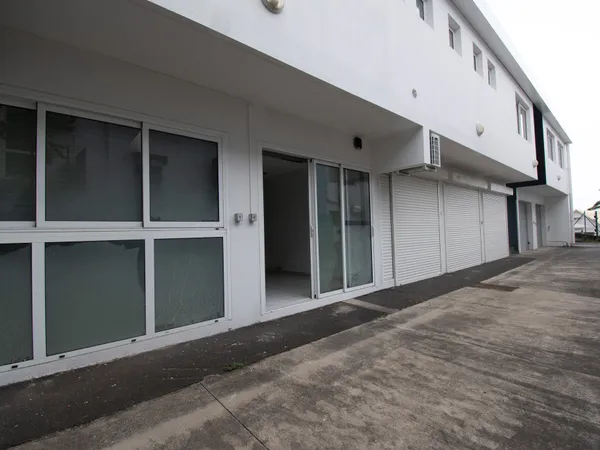 MOUFIA - Route principale - Commerce bureaux à louer 