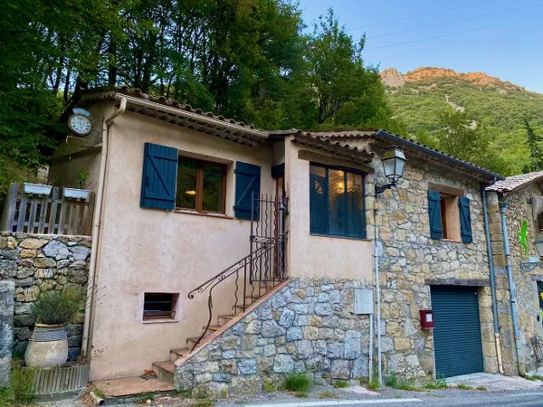 À VENDRE COURMES : jolie maison rénovée avec jardin ! 
