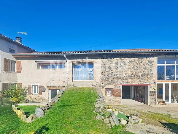 RETOURNAC ! EXCLUSIVITE Ancien corps de ferme rénové sur 1000 m2 de terrain clos et plat 