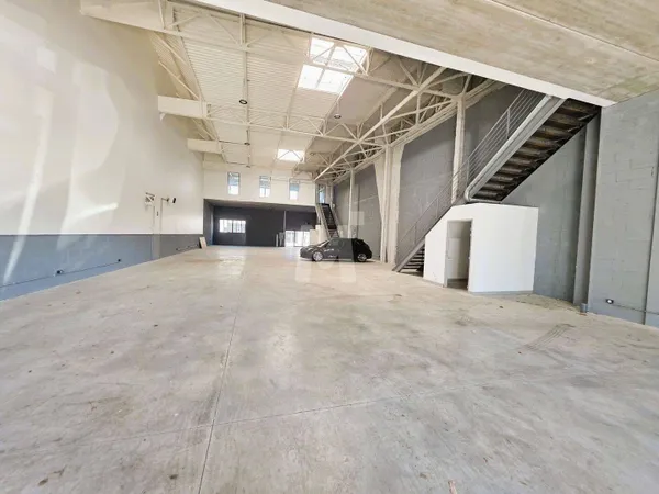 Local d'activité 6118 m² 