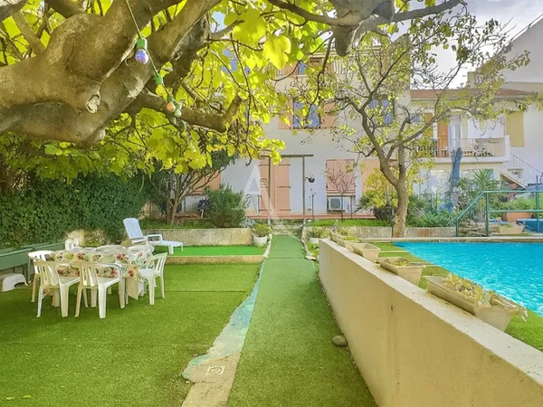 Maison, secteur les Chartreux, 13004 MARSEILLE, terrasses, piscine, terrain arboré, garage et 