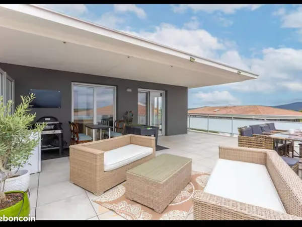 📍 À louer - T2 meublé 44 m² + terrasse 70 m² - Vue lac, résidence privée avec piscine et 