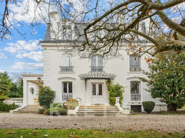 A vendre - Le Vésinet - Demeure 469,83 m² et maison de gardien 66,27 m² sur parc privé de 2 800 