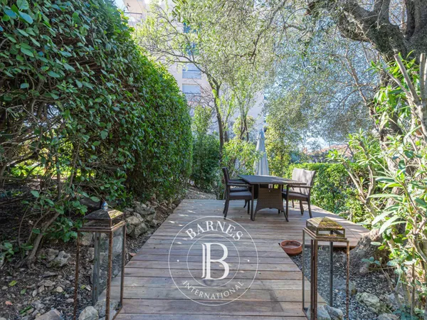 CANNES CENTRE - APPARTEMENT AVEC JARDIN - 2 CHAMBRES 