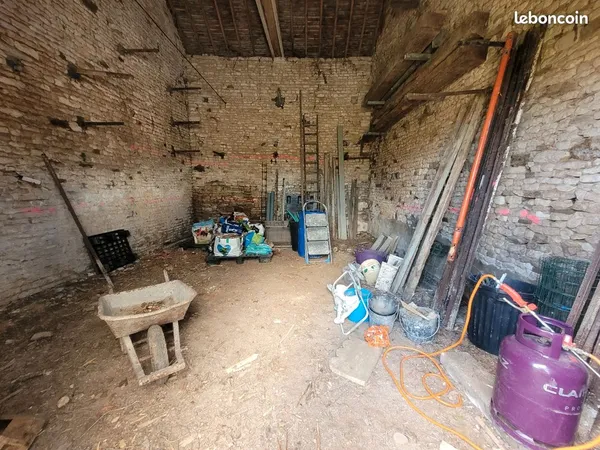 Garage à louer 33m2 très belle hauteur sous plafond 