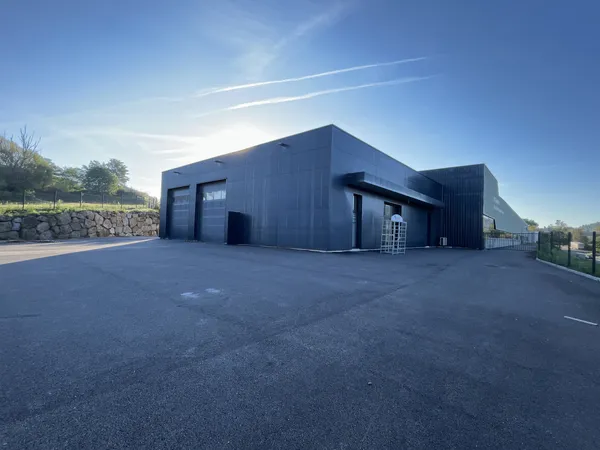 À louer Local commercial récent de 330 m2 à Boulieu-lès-An 
