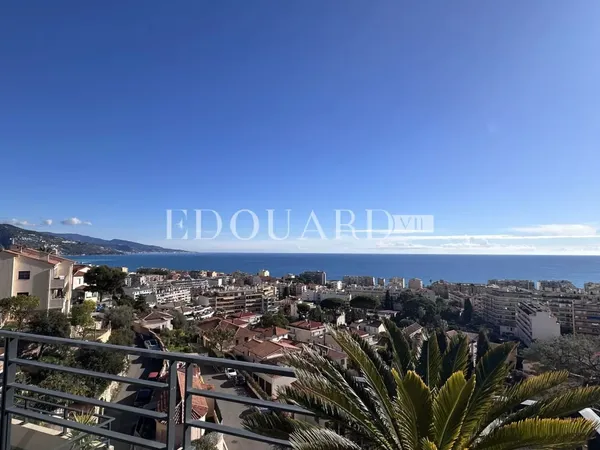 Superbe trois pièces en dernier étage avec spectaculaire terrasse et magnifique vue mer 