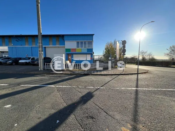 Local d'activité 922 m² 