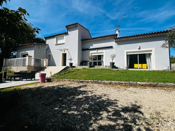 Maison 182 m2 - 4 chambres sur 3500m2 de terrain avec piscine 