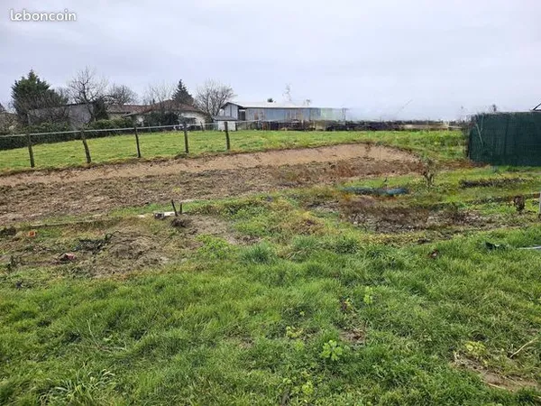 Terrain 700 m² 
