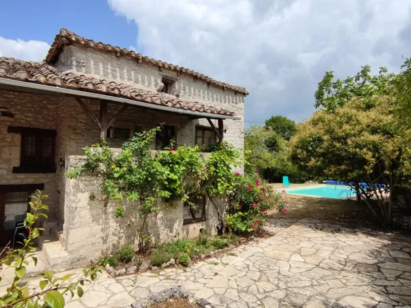 Jolie maison quercynoise avec piscine, maison amis, garage et 2170 m2 de terrain arboré 