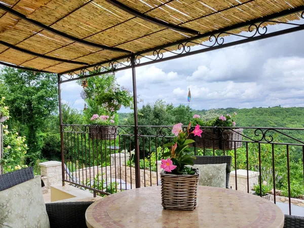Maison de campagne avec piscine et grange et gîte 