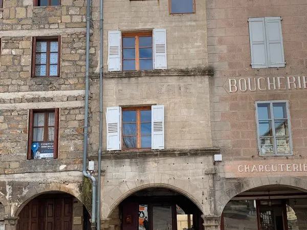 Ancien commerce à fort potentiel - coeur du village de Pradelles 