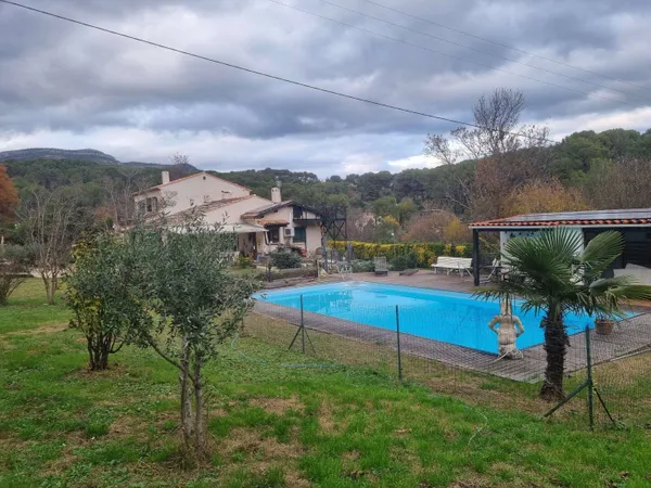 Villa 11 pièces 250 m² 