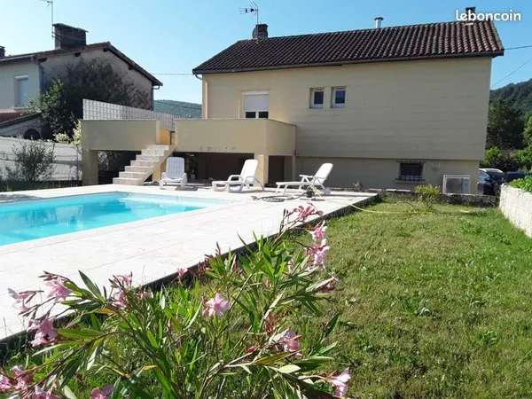Maison, piscine, jardin, grande terrasse, garage, proche commerces à pied 