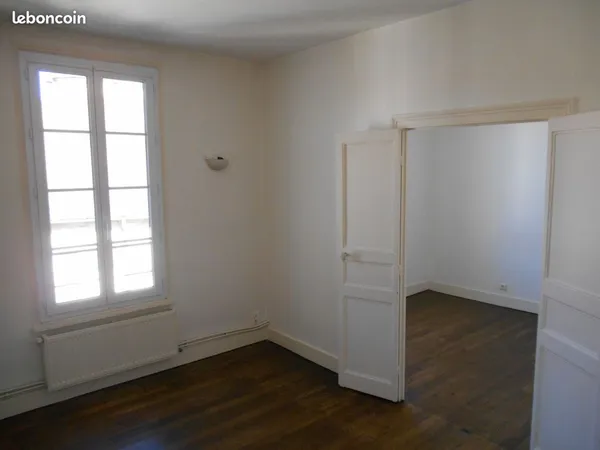 Agréale F2, cuisine équipée, parquets cirés, murs blancs, proche ctre ville et bus, 3eme ét ss 