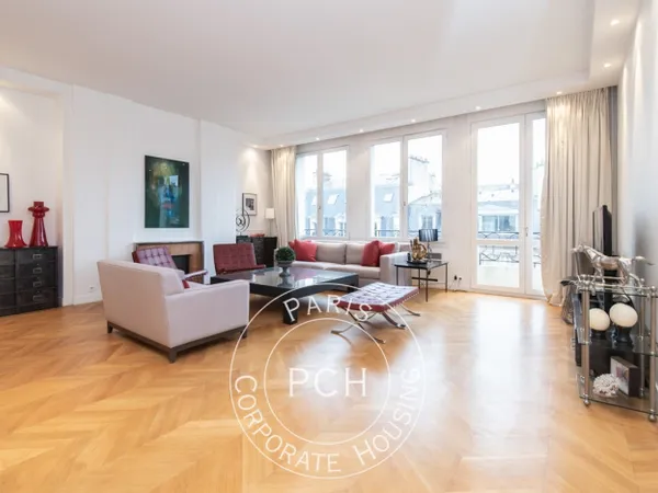 Paris 8e, 4 pièces meublé refait à neuf 