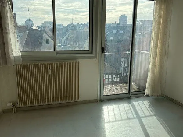 Krutenau : 2 pièces bien agencé et son garage sous terrain. Traversant, lumineux avec vue 