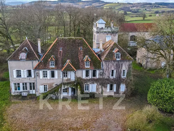 Château du XVI ème siècle en Bourgogne (proche Autun) 