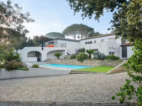 Propriété avec 2 maisons, piscine, garage 