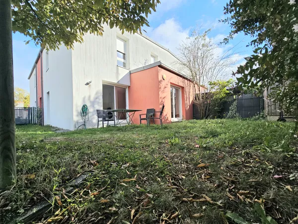 Maison T5 101m2 en duplex avec jardin de 123 m2 et 3 parki 