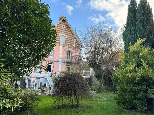 Vends maison de maître de 300m² sur 1 500m² de terrain arboré 