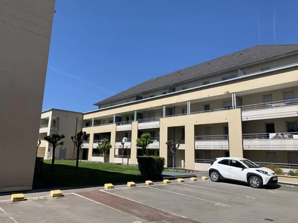 Appartement T4 avec terrasse et parking 