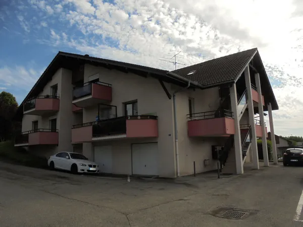Appartement type 1, terrasse, cave et 1 place de parking 