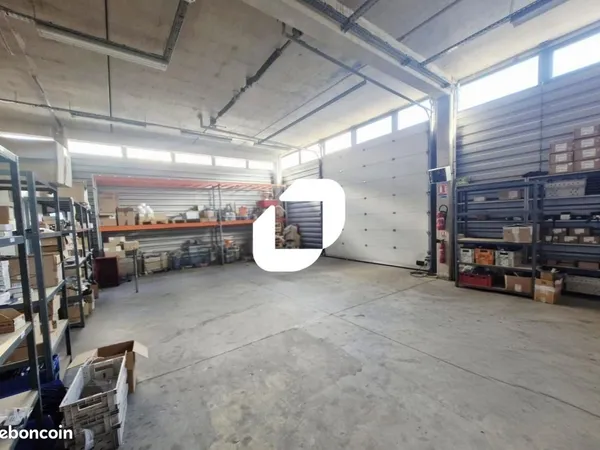Local d'activité 157 m² 