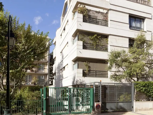Neuilly - Saint James Longchamp - Petit immeuble 'comme une mais 