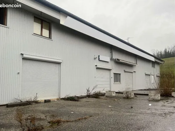 Local industriel 900 m² 