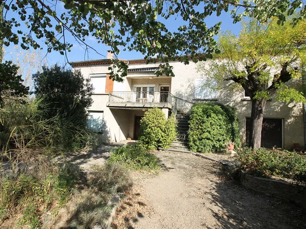 NIMES EXCLUSIVITE Maison des années 1960 de 180 m2 en R+1 avec mazet attenant sur un terrain de 