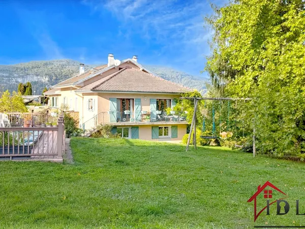 Maison familiale avec piscine, grand terrain et appartement 