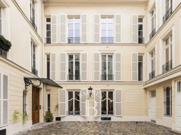 Paris 6 - Bonaparte / Jacob - Rare - Dernier étage d'un hôtel pa 