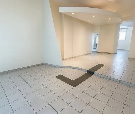 Place Carnot, T3 atypique, grande surface et dépendances 