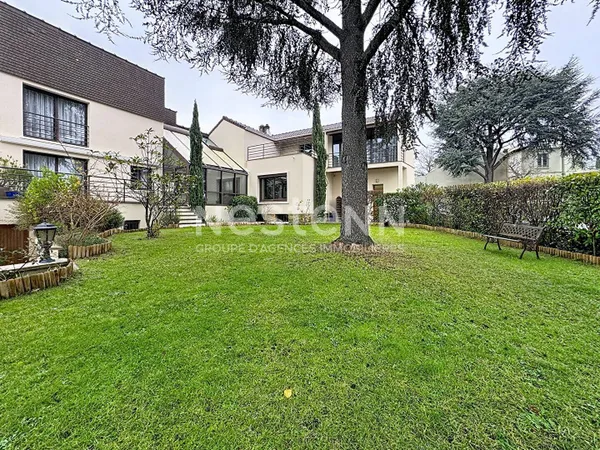 Maison 11 pièces 305 m² 