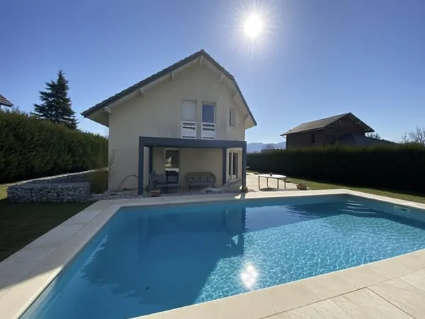 VIMINES, Maison récente avec vue dégagée, piscine et fort potentiel.