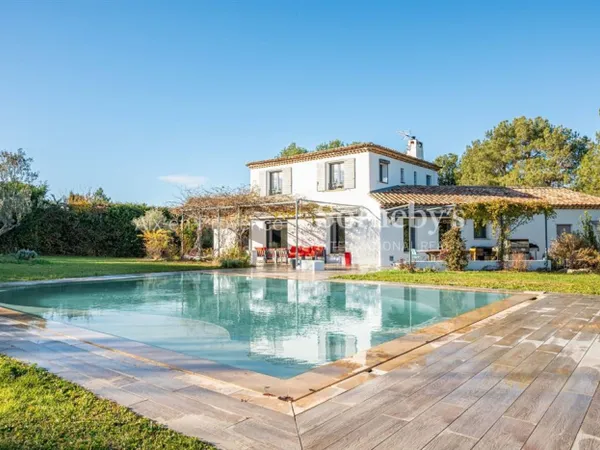 Maison familiale 210 m² + dépendances - 3200 m² - à vendre à pro 
