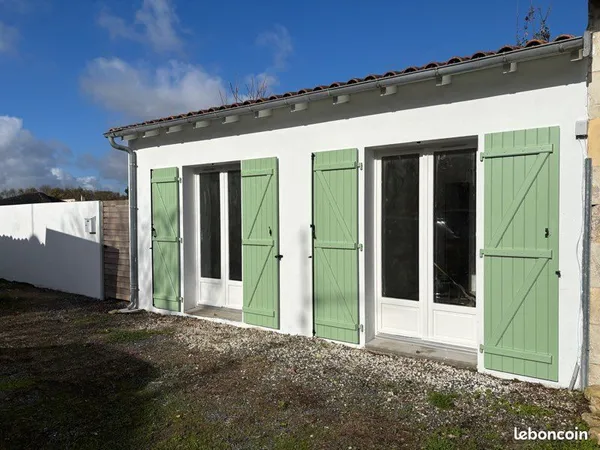 Maison avec cour et stationnements 