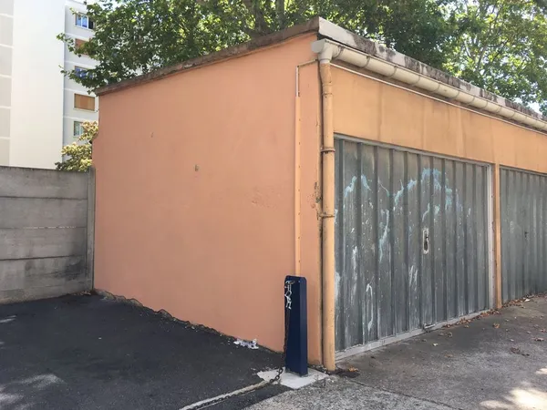 GARAGE PLACE GRAND CLEMENT SUR VILLEURBANNE 